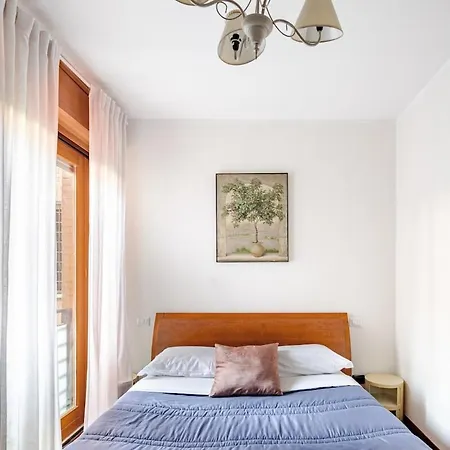 Апартаменты Cozy Garden Bbq Near Subway *